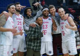 Die Mannschaft Telekom Baskets Bonn bei der Champions League machen ein Gruppenbild