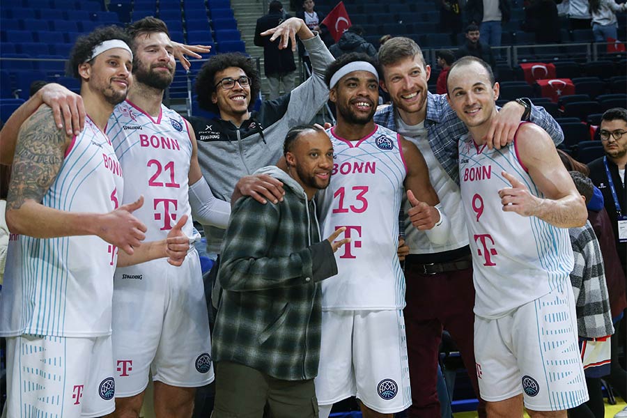 Die Mannschaft Telekom Baskets Bonn bei der Champions League machen ein Gruppenbild