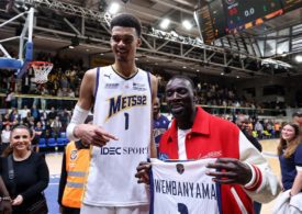 Der französische Schauspieler Omar Sy und der Basketballspieler Victor Wembanyama posieren für ein Foto