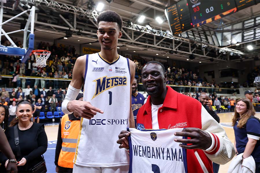 Der französische Schauspieler Omar Sy und der Basketballspieler Victor Wembanyama posieren für ein Foto