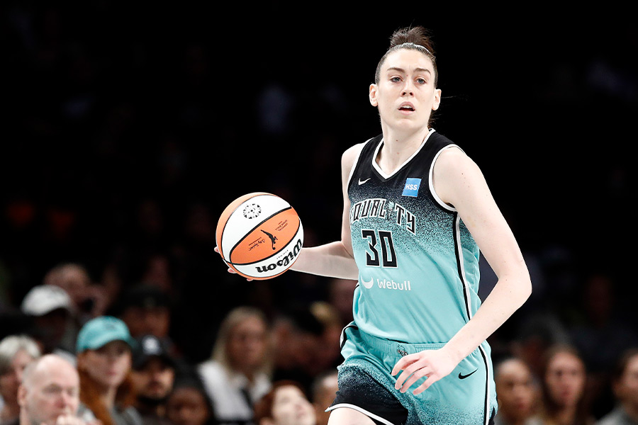 Die Basketballspielerin Breanna Stewart von den New York Liberty hält ein Basketball in der rechten Hand