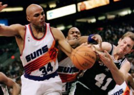 Charles Barkley im weißen Trikot der Phoenix Suns kämpft mit mehreren Spielern um den Ball