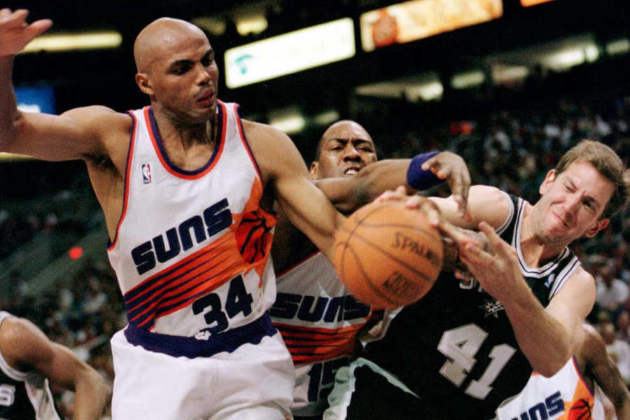 Charles Barkley im weißen Trikot der Phoenix Suns kämpft mit mehreren Spielern um den Ball