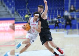 Der Basketballspieler Conor Morgan von den Bahcesehir Koleji springt gegen den Basketballspieler Michael Kessens von den Telekom Baskets Bonn
