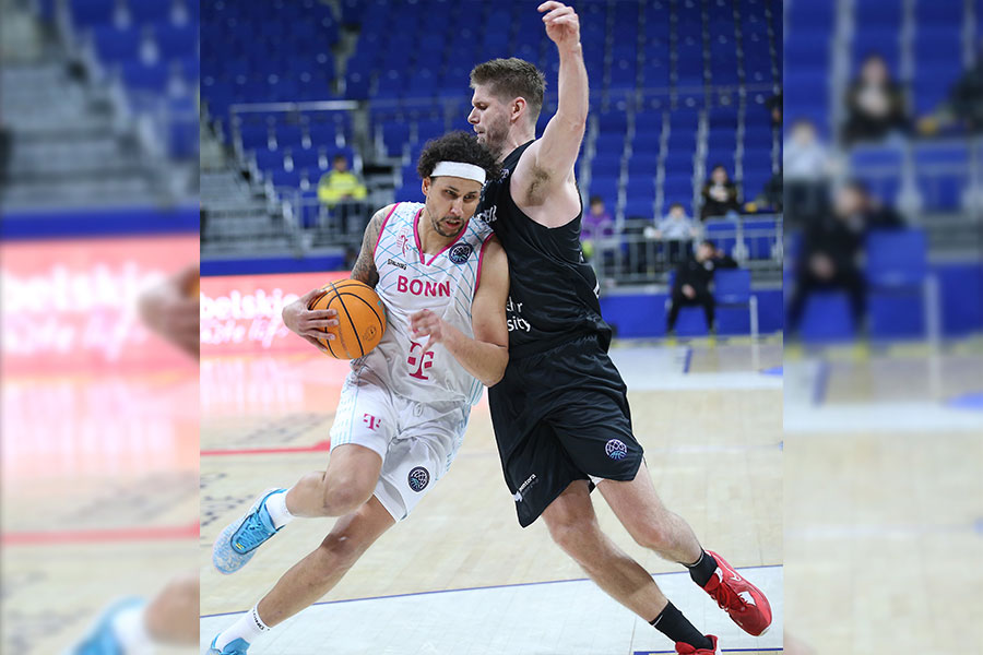 Der Basketballspieler Conor Morgan von den Bahcesehir Koleji springt gegen den Basketballspieler Michael Kessens von den Telekom Baskets Bonn