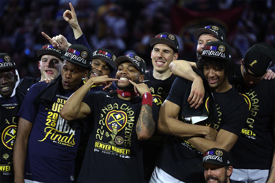 Die Basketballmannschaft Denver Nuggets posen für ein Gruppenbild