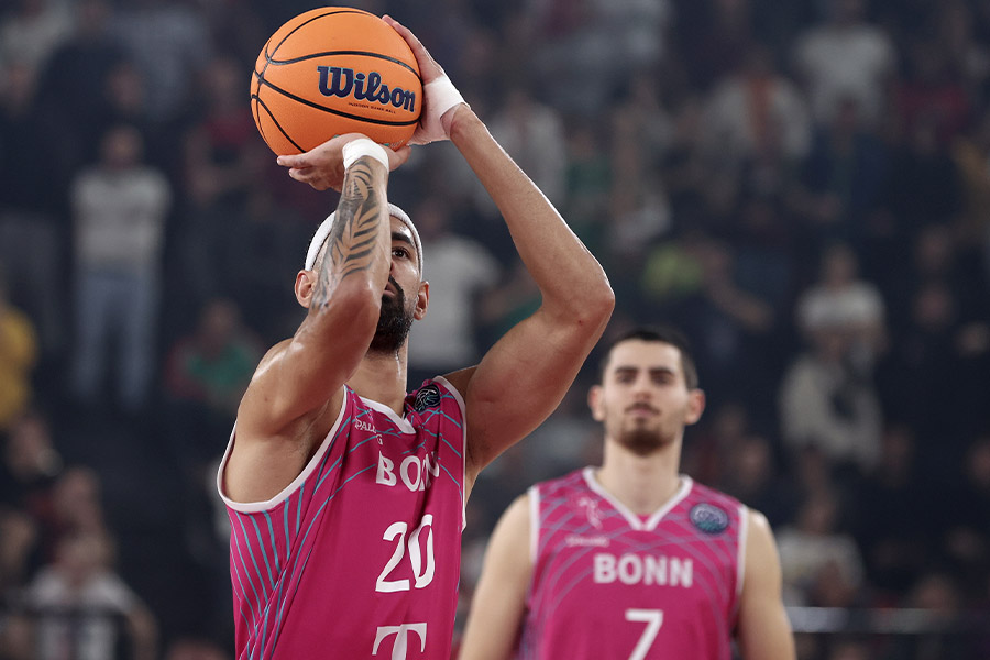 Der Basketballspieler Jeremy Morgan von der Mannschaft Telekom Baskets Bonn wirft mit beiden Händen ein Basketball