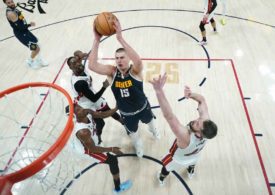 Nikola Jokic von den Denver Nuggets überwindet die Abwehr der Miami Heat Spieler