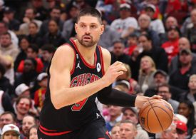 Der Basketballspieler Nikola Vucevic von den Chicago Bulls hält mit seiner linken Hand ein Basketball fest