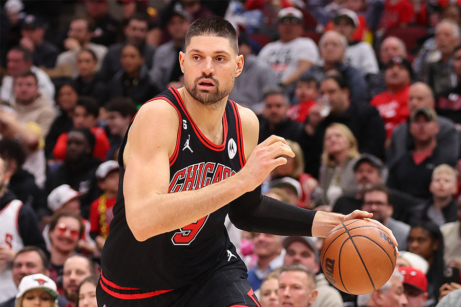 Der Basketballspieler Nikola Vucevic von den Chicago Bulls hält mit seiner linken Hand ein Basketball fest