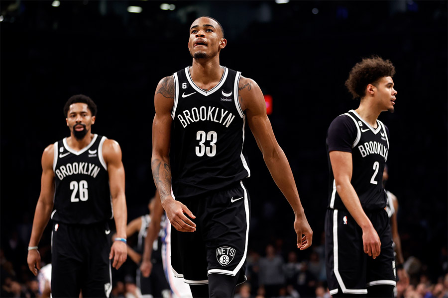 Die Basketballspieler Spencer Dinwiddie, Nic Claxton und Cameron Johnson von den Brooklyn Nets