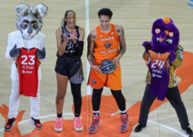 Die Basketballspielerinnen Aja Wilson und Brittney Griner von den den Allstar stehen zwischen zwei Maskottchen