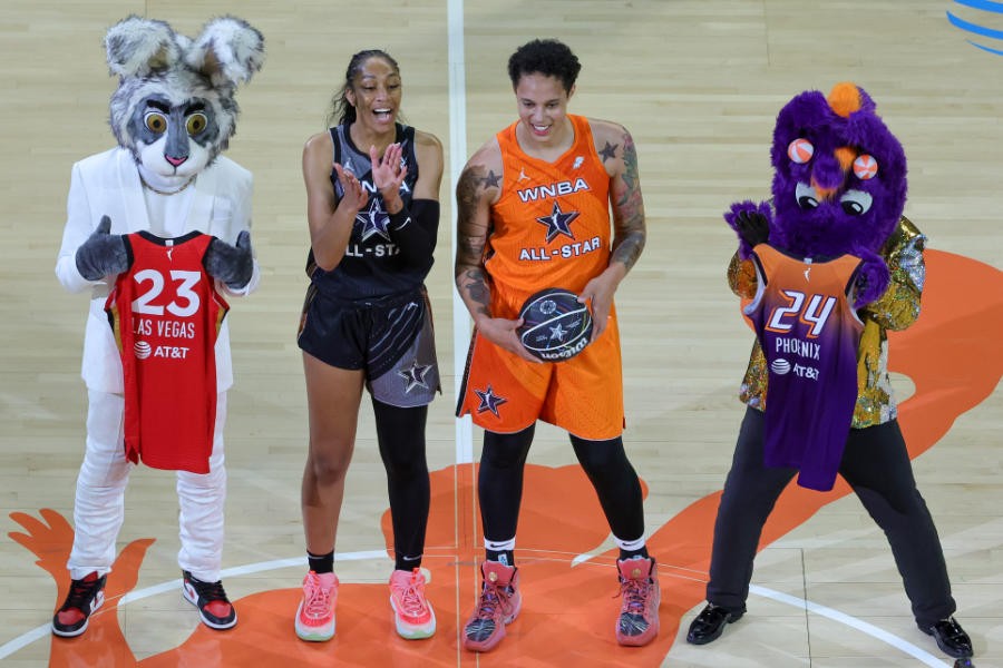 Die Basketballspielerinnen Aja Wilson und Brittney Griner von den den Allstar stehen zwischen zwei Maskottchen