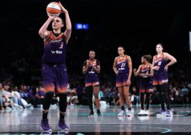 Die Basketballspielerin Diana Taurasi von den Phoenix Mercury macht einen Freiwurf