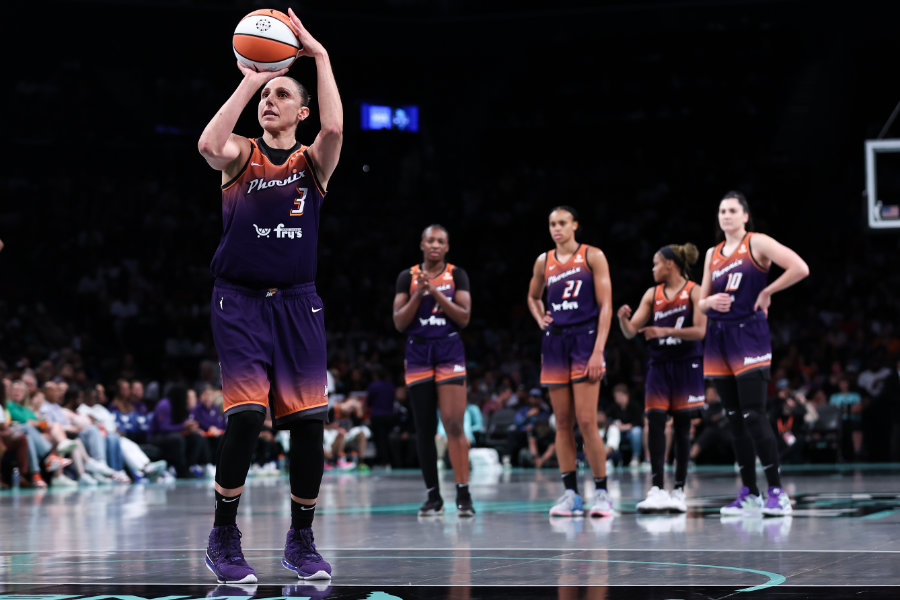 Die Basketballspielerin Diana Taurasi von den Phoenix Mercury macht einen Freiwurf