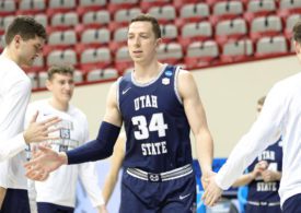 Ein Basketballer klatscht mit anderen ab