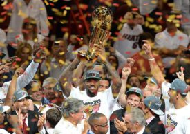 Lebron James recht die NBA-Trophäe in die Luft