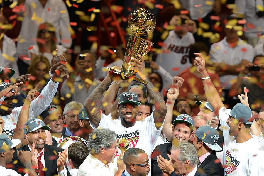 Lebron James recht die NBA-Trophäe in die Luft