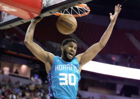 Der Basketballspieler LJ Figueroa von den Charlotte Hornets springt zum Basketballkorb und versucht den Basketball rein zu bekommen