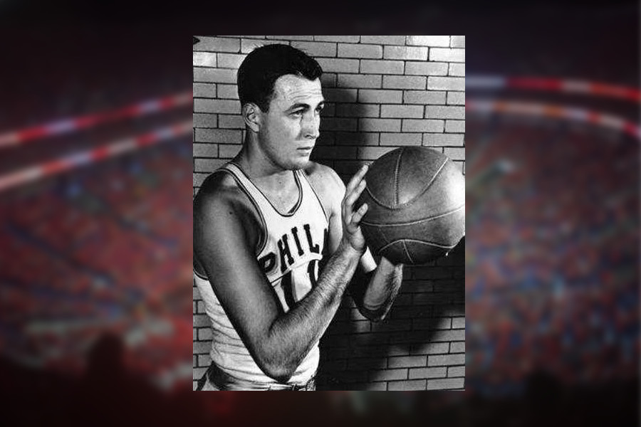 Das Schwarz-Weiß-Bild eines Basketballers vor verschwommenem Hintergrund