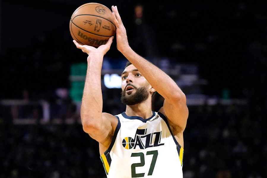 Der Basketballspieler Rudy Gobert macht ein Freiwurf