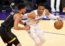 Der Basketballspieler Russell Westbrook von den LA Clippers spielt gegen ein andern Basketballspieler im schwarzen Trikot