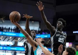 Sidy Cissko Spieler der San Antonio Spurs vs. James Bouknight von den Charlotte Hornets