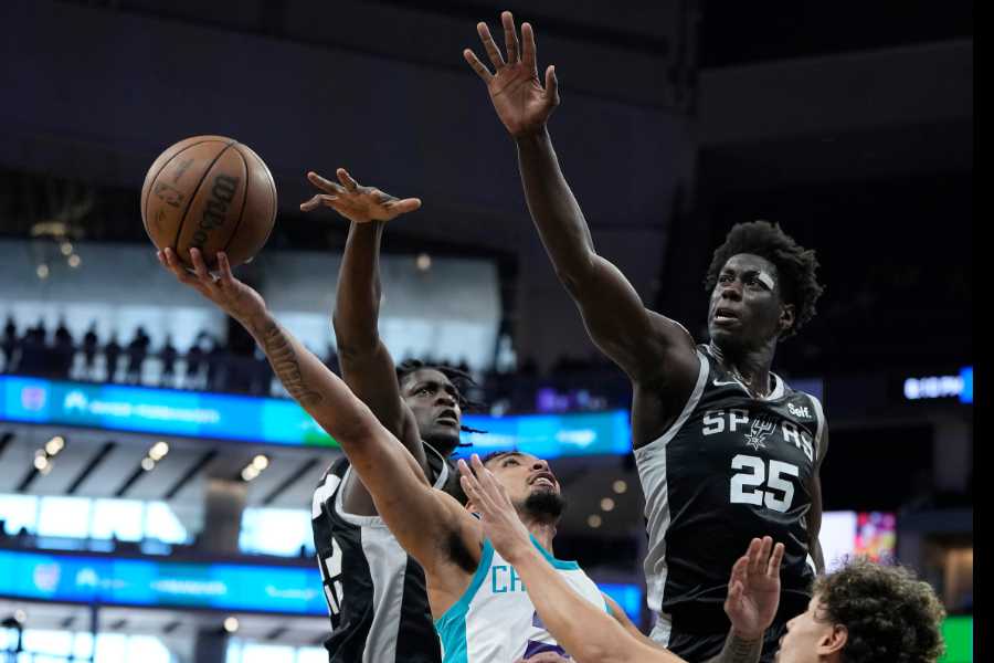 Sidy Cissko Spieler der San Antonio Spurs vs. James Bouknight von den Charlotte Hornets