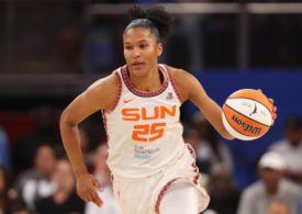 Alyssa Thomas von den Connecticut Sun dribbelt mit dem Ball