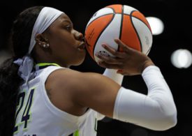 Arike Ogunbowale von den Dallas Wings setzt zum Dreipunktewurf an