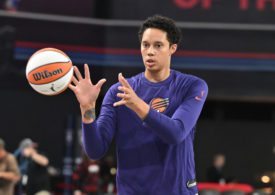 Brittney Griner von den Phoenix Mercury wärmt sich auf