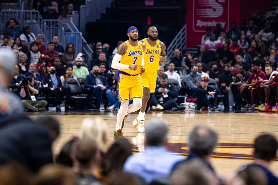 Carmelo Anthony und LeBron James im Trikot der Los Angeles Lakers laufen über den Court