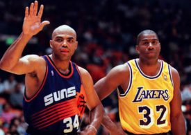 Charles Barkley von den Phoenix Suns winkt den Fans, während Magic Johnson von den Los Angeles Lakers daneben steht