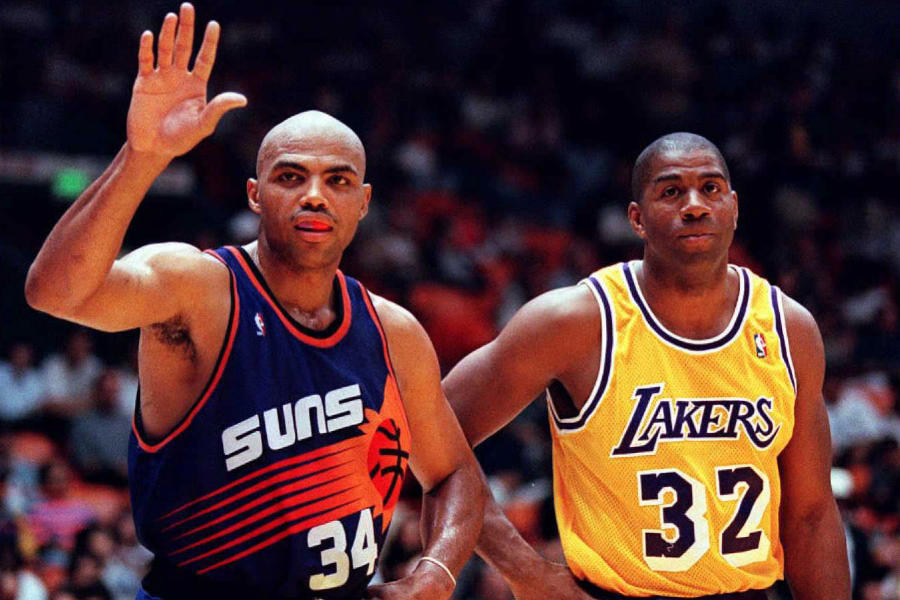 Charles Barkley von den Phoenix Suns winkt den Fans, während Magic Johnson von den Los Angeles Lakers daneben steht