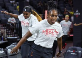 Chelsea Gray und Jackie Young laufen in Shirts mit der Aufschrift "Women's health for the win" auf den Court