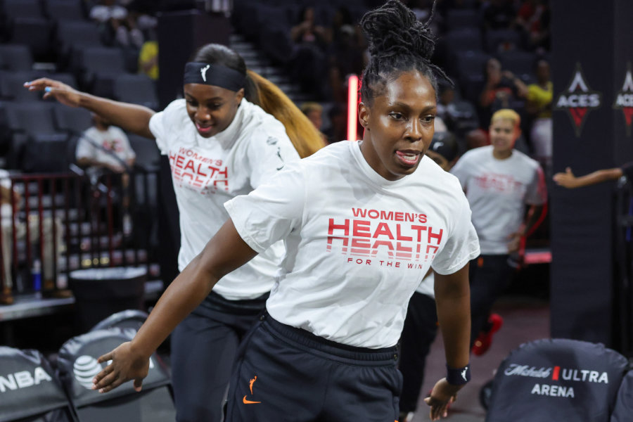 Chelsea Gray und Jackie Young laufen in Shirts mit der Aufschrift "Women's health for the win" auf den Court