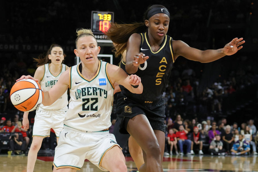 Courtney Vandersloot von den New York Liberty und Jackie Young von den Las Vegas Aces im Kampf um den Ball