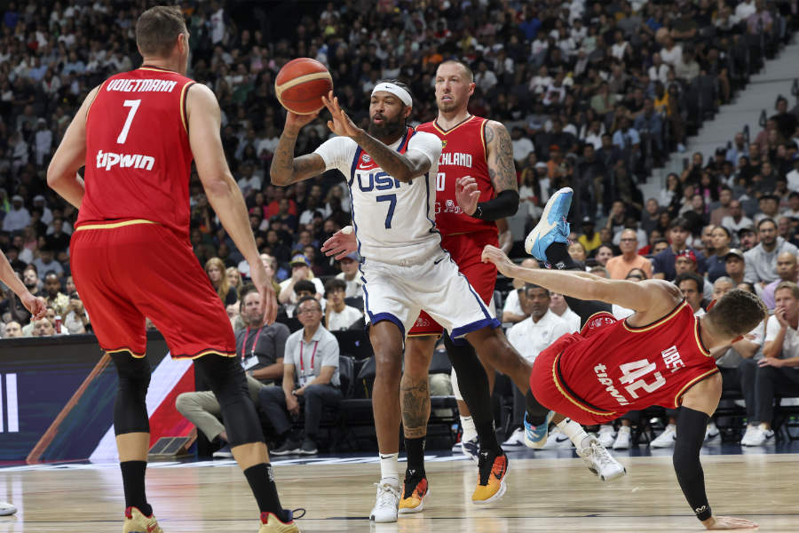 Brandon Ingram behauptet den Ball, während Andreas Obst nach hinten fällt