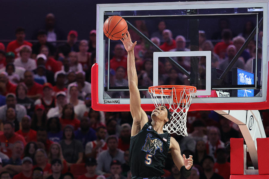 Kaodirichi Akobundu-Ehiogu von den Memphis Tigers blockt einen Wurf hoch über dem Korb