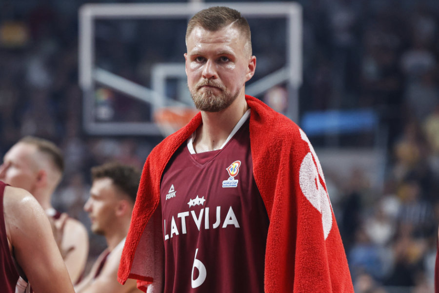Kristaps Porziņģis im Trikot der lettischen Nationalmannschaft mit einem Handtuch um die Schultern