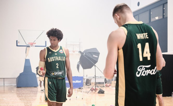 Matisse Thybulle und Jack White im Trikot der australischen Nationalmannschaft bei einem Fototermin