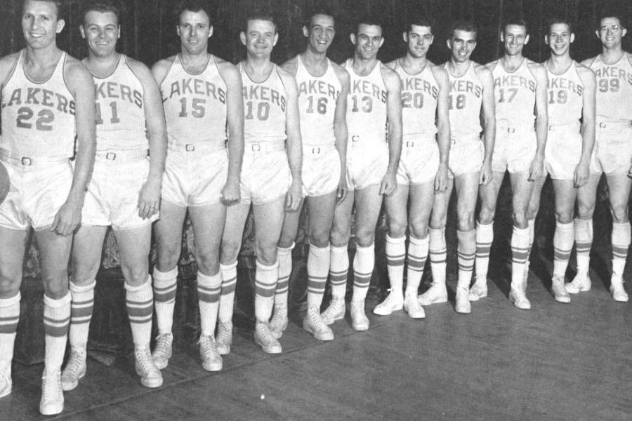 Ein Schwarz-Weiß-Foto einer Basketball-Mannschaft