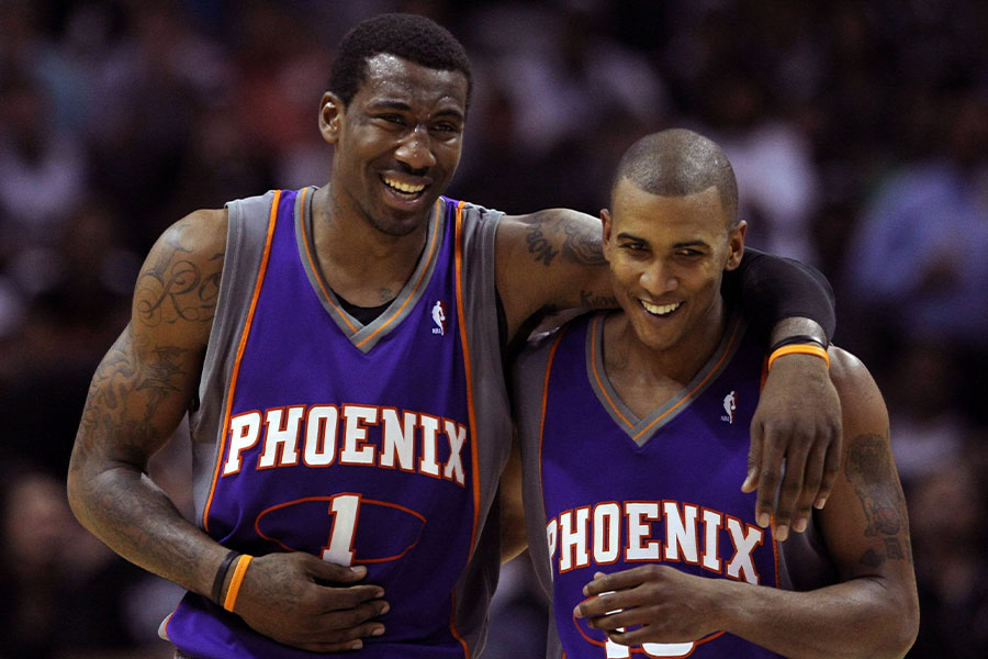 Die Basketballspieler Amare Stoudemire undRaja Bell von den Phoenix Suns halten sich im arm und lachen