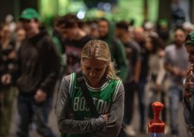 Eine Frau im Jersey der Boston Celtics verschränkt die Arme