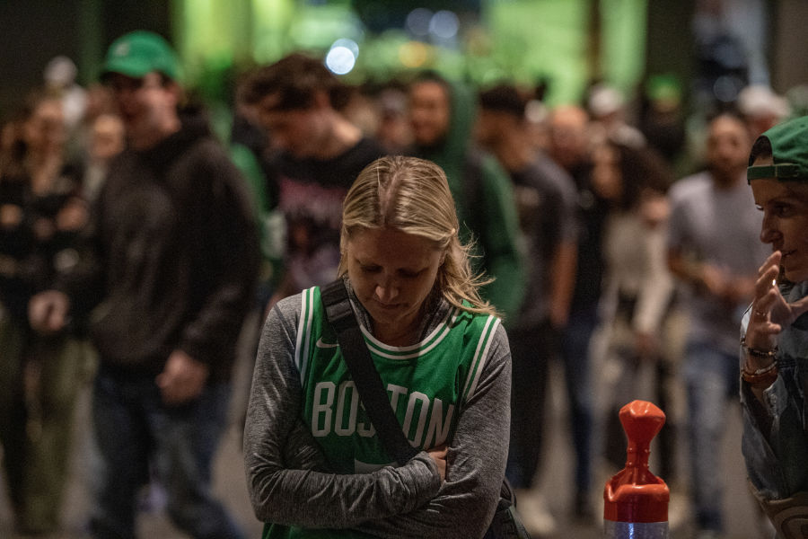Eine Frau im Jersey der Boston Celtics verschränkt die Arme