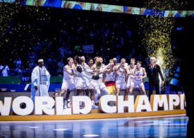Team Deutschland feiert mit dem WM Pokal