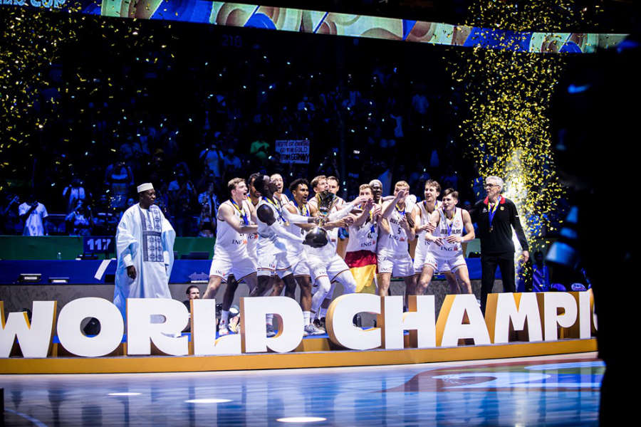 Team Deutschland feiert mit dem WM Pokal