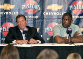 Zwei Basketball-Funktionäre auf einer Pressekonferenz