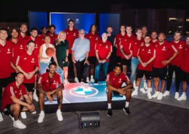 Teamfoto des FC Bayern vor LED-Tafeln von BMW