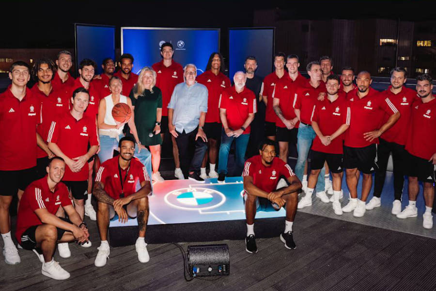 Teamfoto des FC Bayern vor LED-Tafeln von BMW